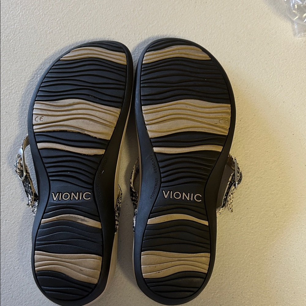 Vionic Women's Snakeskin and Cream Sandals size 10 - Picture 2 of 3